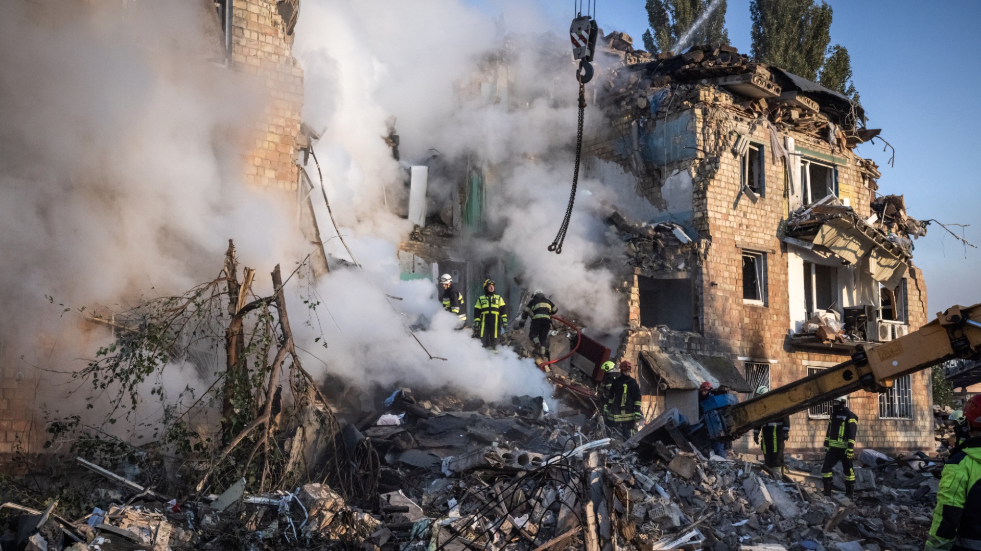 Russia Threatens New Wave of Attacks on Kyiv, Warns Foreigners to Leave