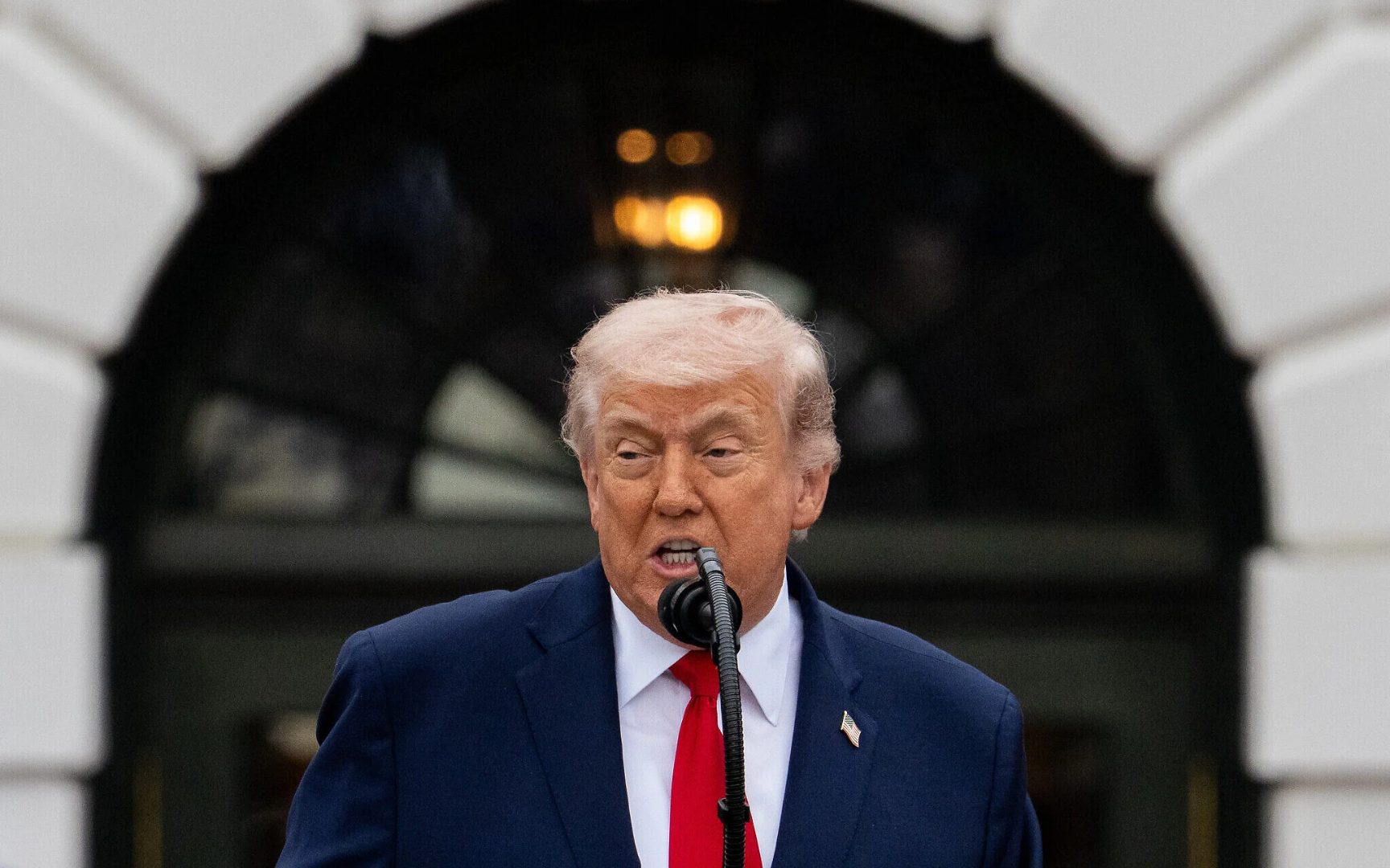 Trump Threatens to Strike Iran Bridges, Power Plants Over Hormuz Attacks
